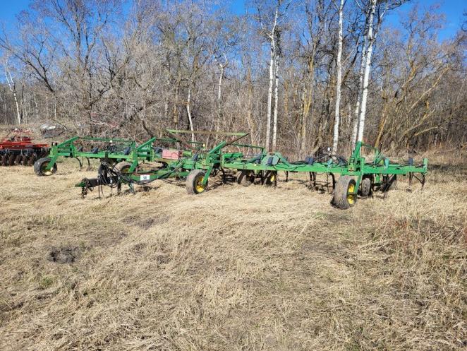 John Deere 610 Cultivator