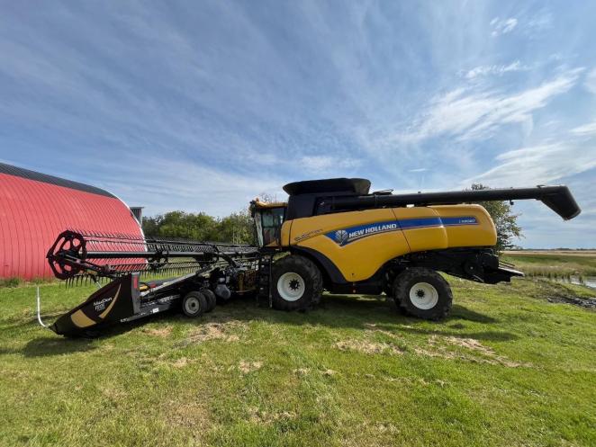 New Holland CX8080 Combine